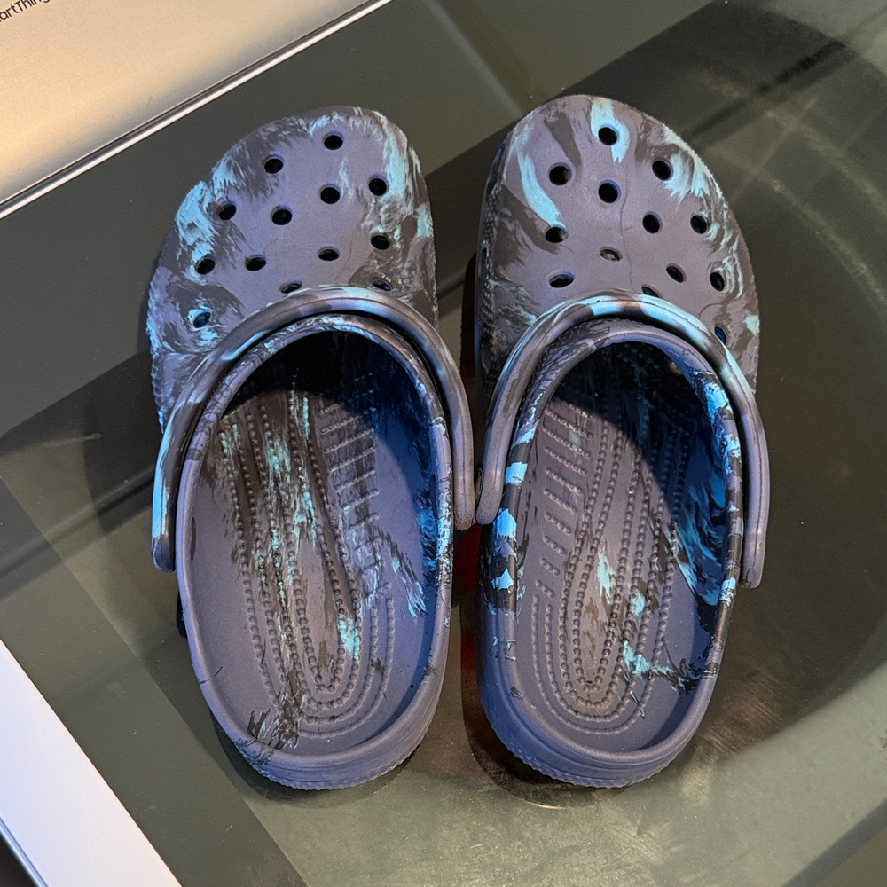CROCS Kids Black and Blue Swirl Sandals junior 6